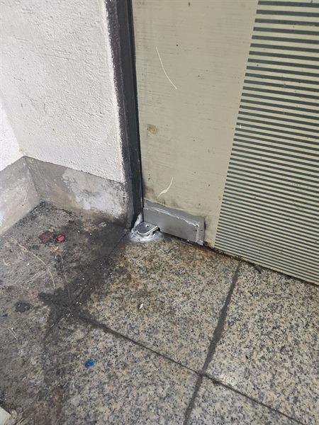강북 빌라 현관문 시공 후 - 부식된 힌지를 제거하고 새 힌지를 용접해 유격 없이 정렬한 상태