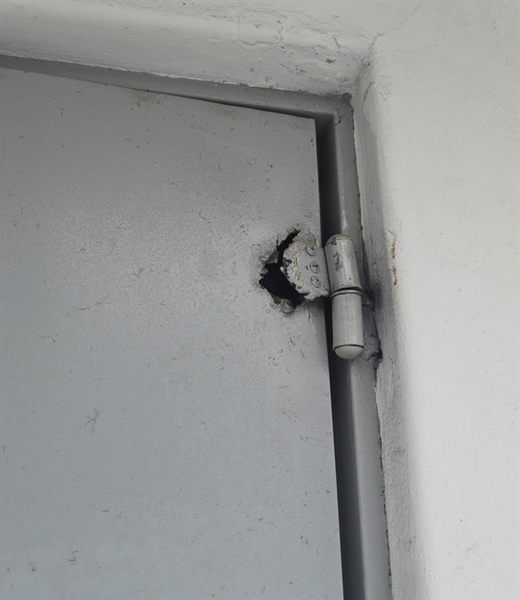 중랑구 옥상 방화문 시공 전 - 힌지 주변 철판이 찢어지고 문이 아래로 처져 문틀에 닿은 상태