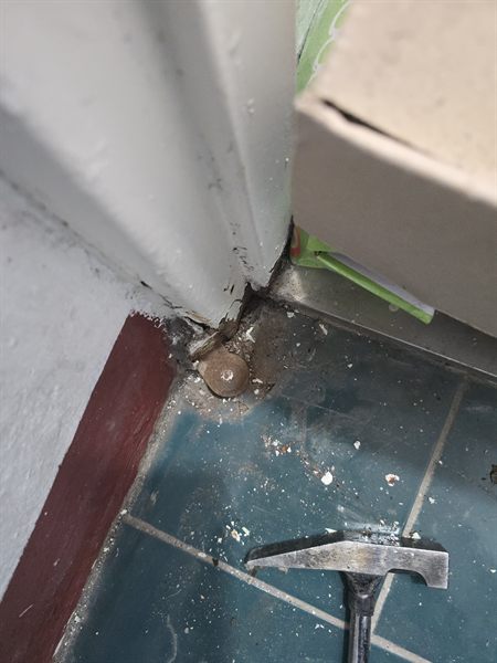 수원 아파트 다용도실 방화문 시공 전 - 힌지가 떨어져 문짝이 한쪽으로 기울고 문틀과 틈이 벌어진 상태